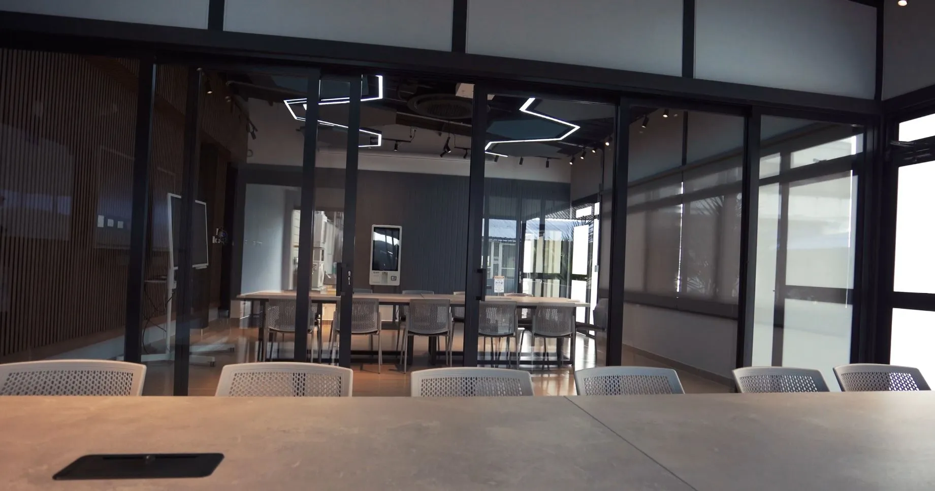 trabajo en vidrio realizado para Centronet